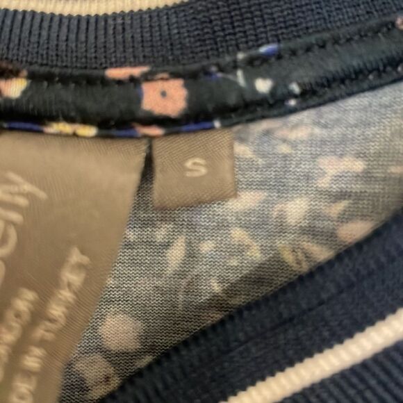 ✨Sweaty Betty London Navy Floral Cropped Muscle tank - Picture 4 of 8